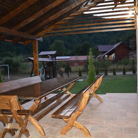 cabana din padure Finis Bagian luar foto
